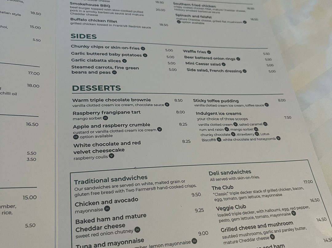 假日艾尔斯伯里酒店主图