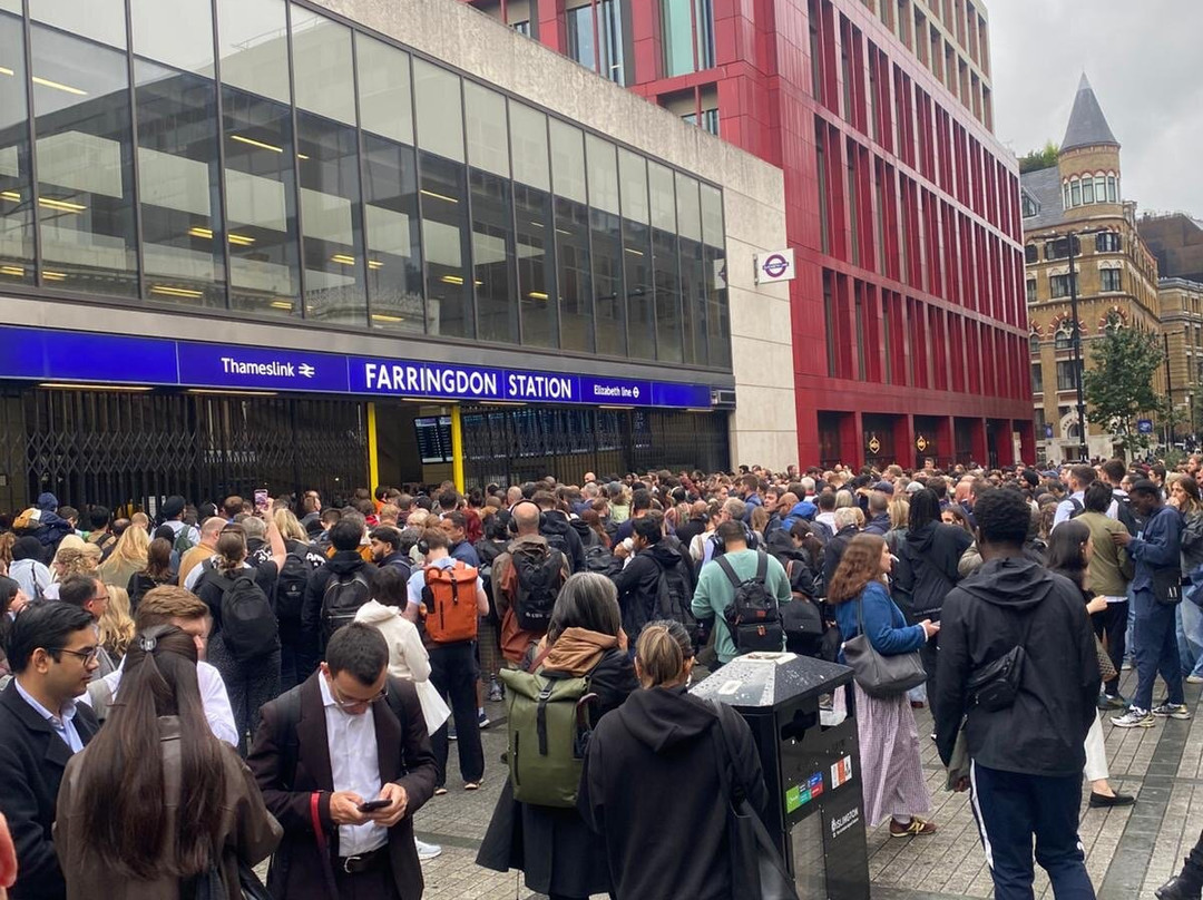 Elizabeth Line by TfL-伦敦必去景点