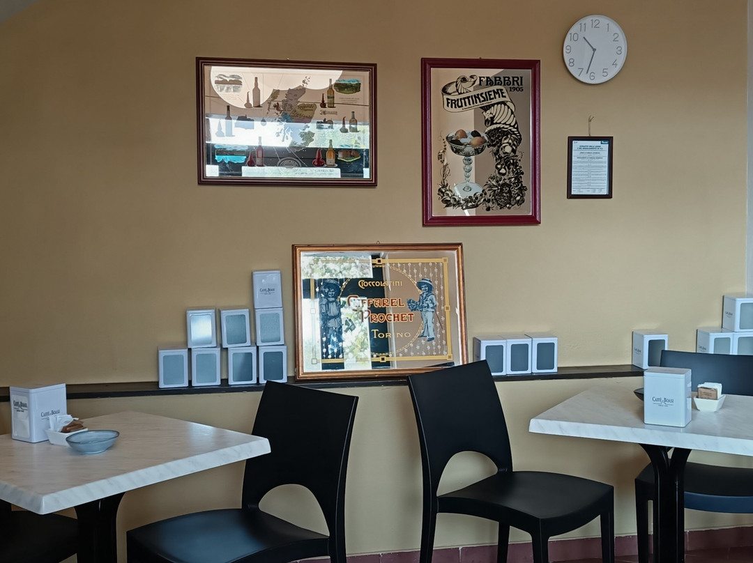 Menfri's Bar