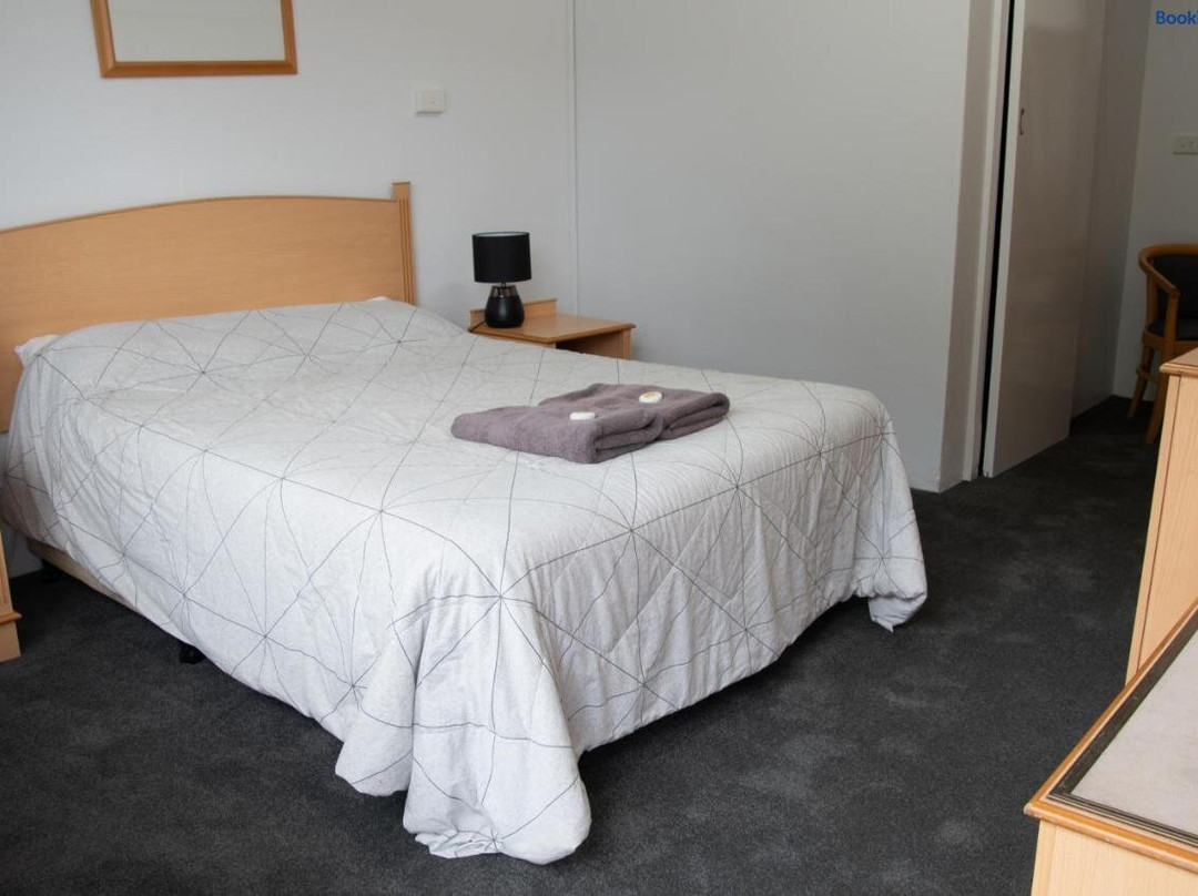 The Sportsmans Arms Hotel & The Bottle-O Deniliquin