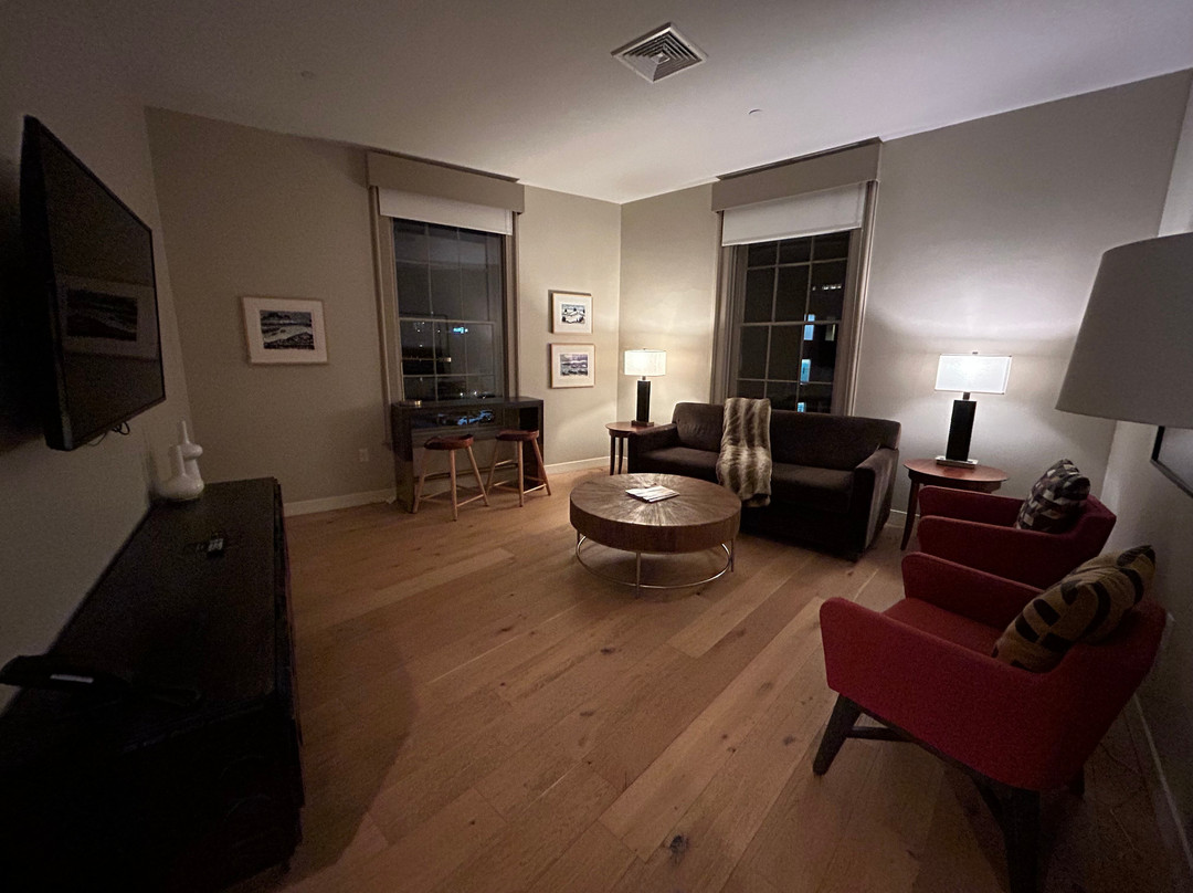 The Docent's Collection主图