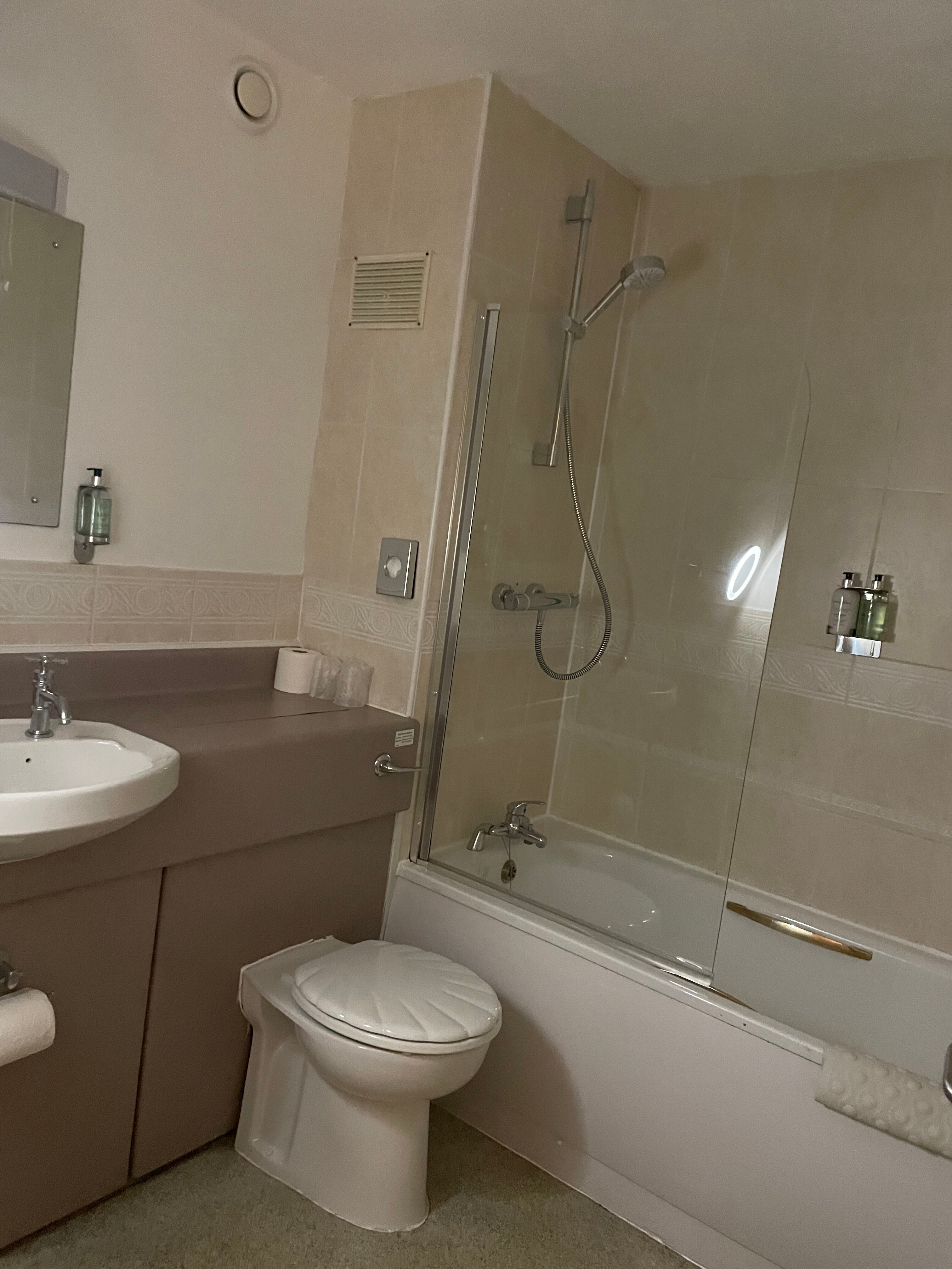 The Garrison Hotel-浴室