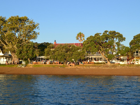 Pioneer Waterfront Apartments主图