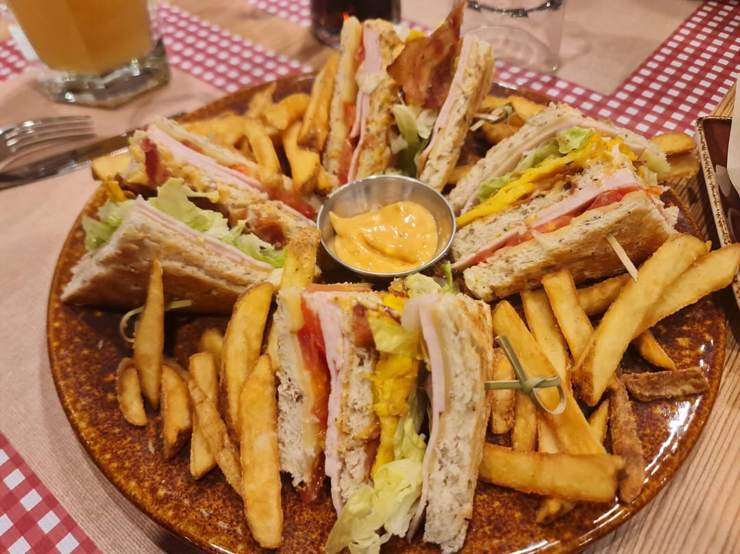 Alfredo's Pizza Burger Shake Due Carrare