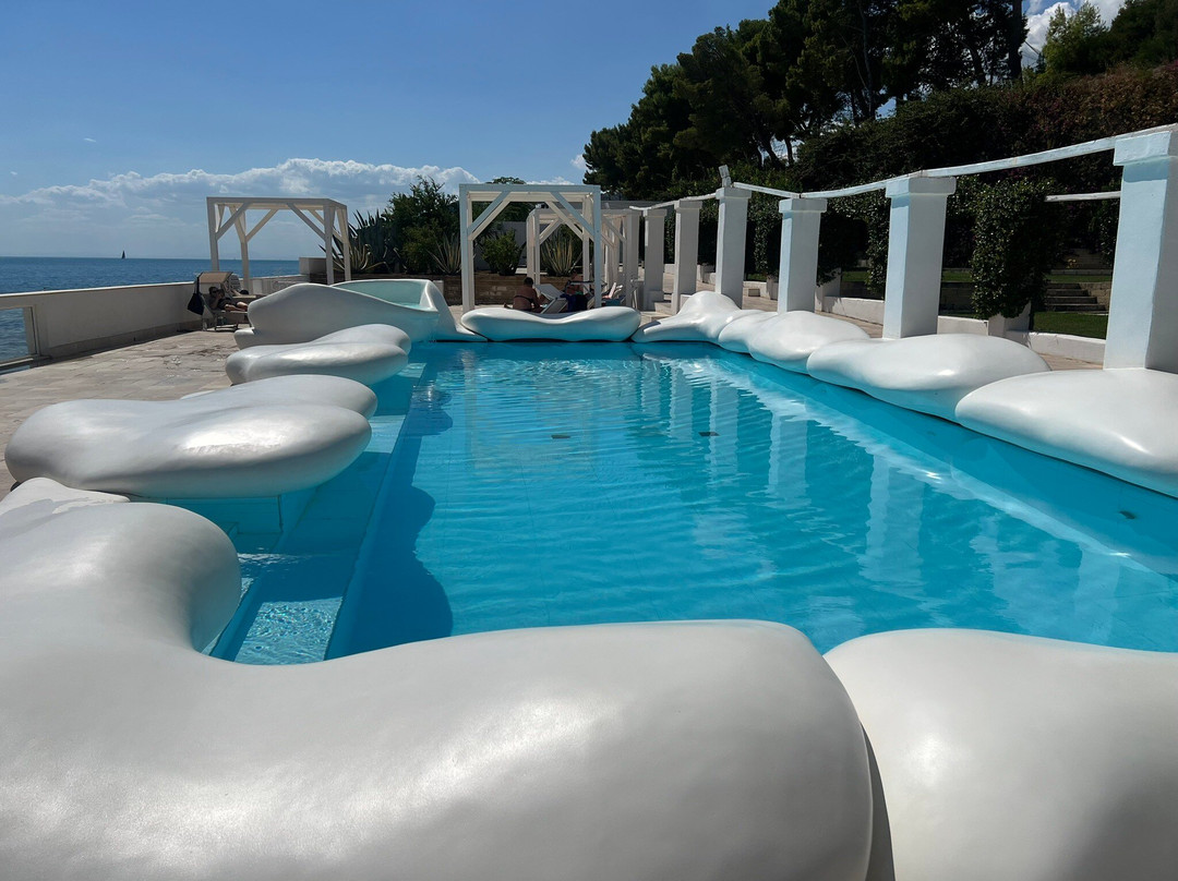 房子和母马酒店主图