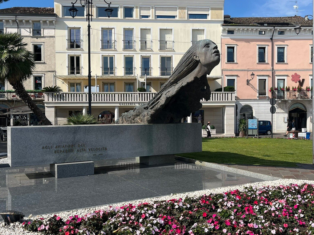 Monumento agli Aviatori del Reparto Alta Velocita-代森扎诺-德尔加达必去景点