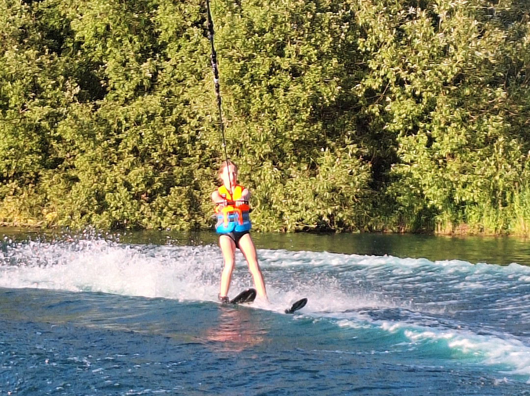 4 Lakes Waterski School-斯温顿必去景点
