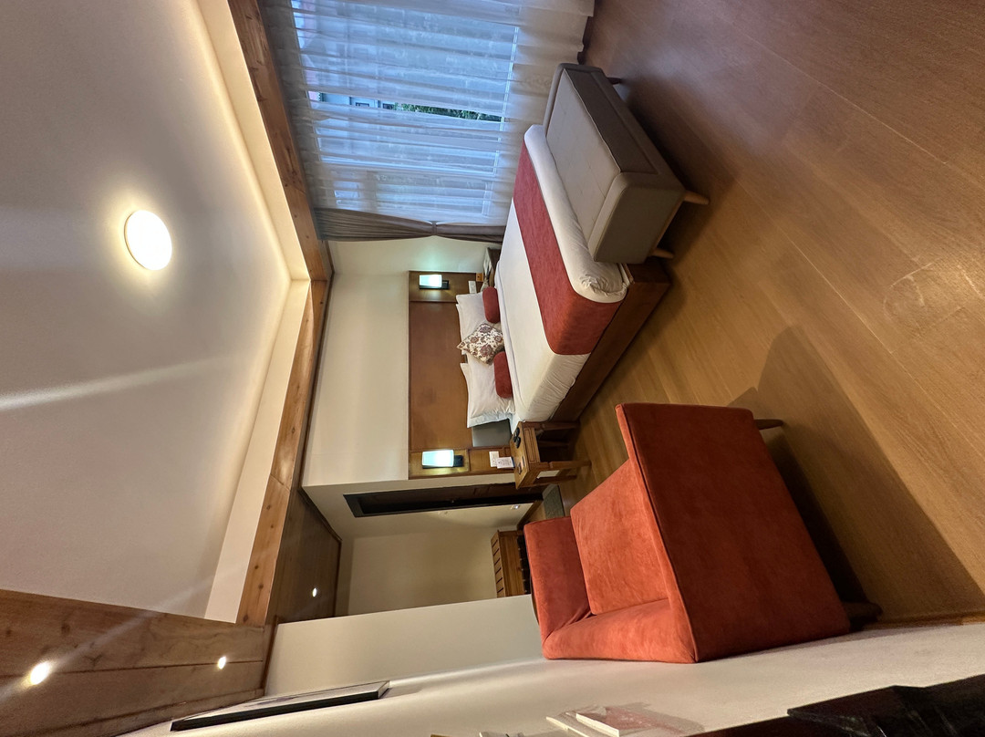 松冠酒店主图