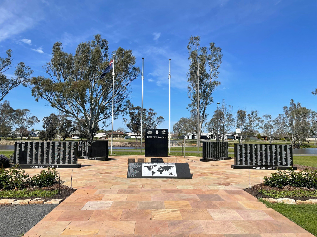 Horsham & District War Memorial & Cenotaph-霍舌姆必去景点