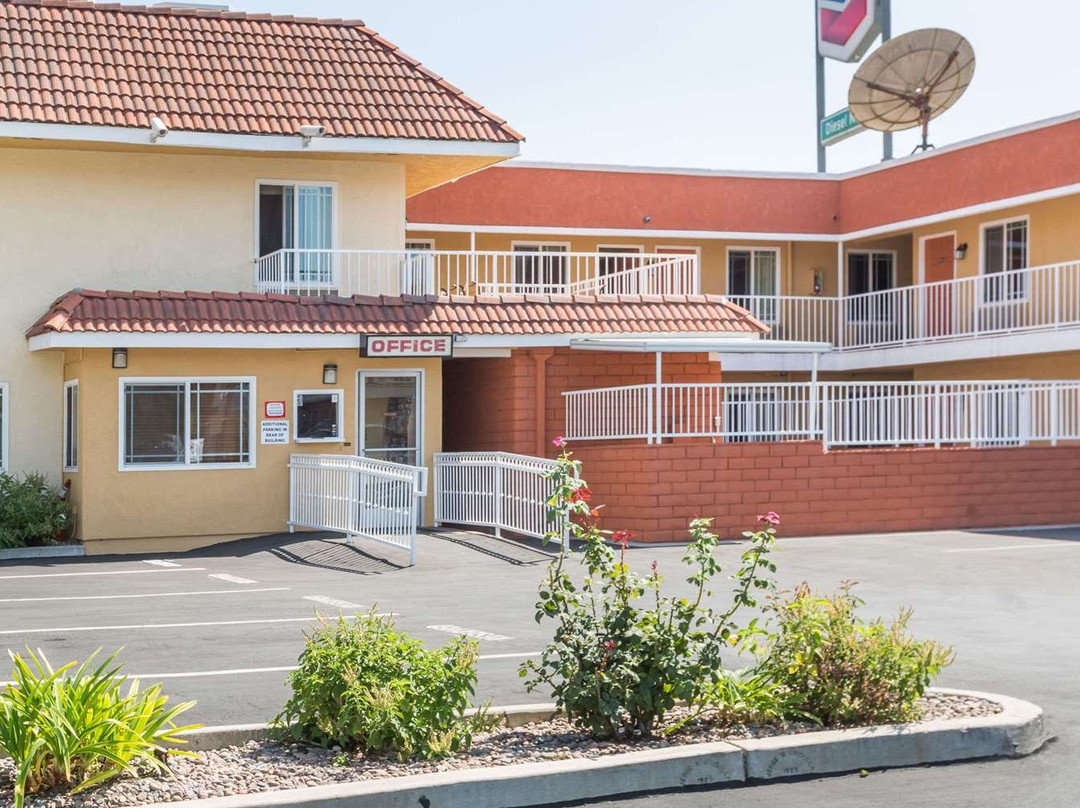 Super 8 by Wyndham Azusa主图