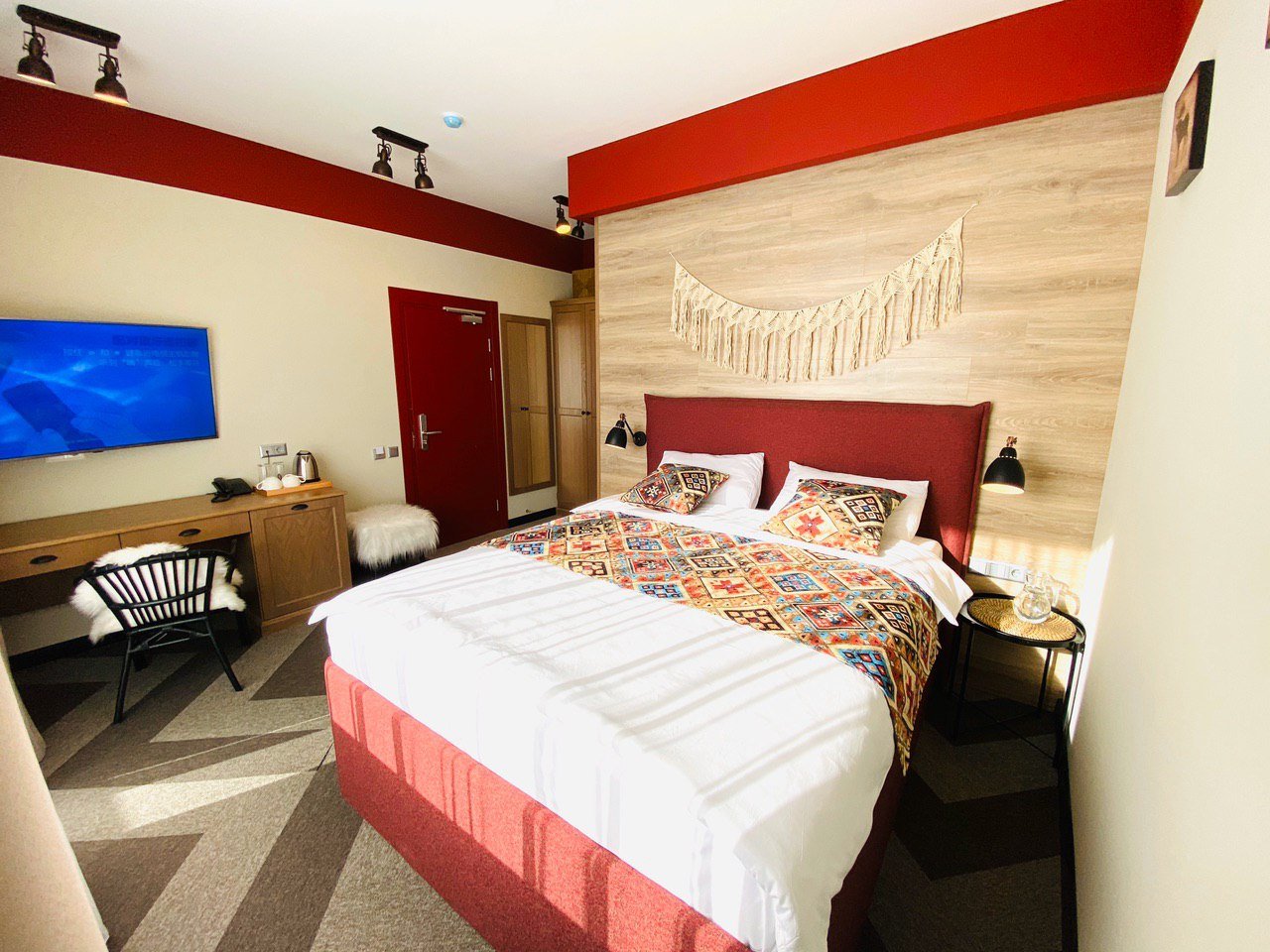 White Peak Hotel-官方