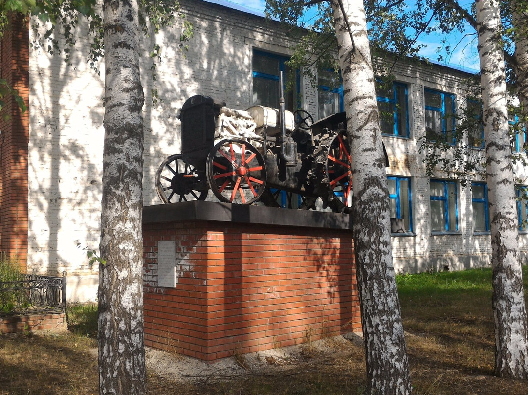 Monument to Tractor景点图片