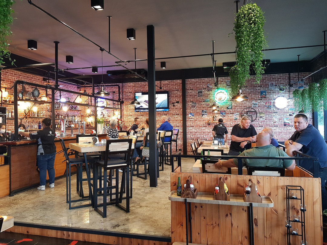 V8 Fastlane Bistro
