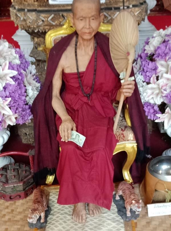 Wat Phranon Mee Pukha-山甘烹必去景点