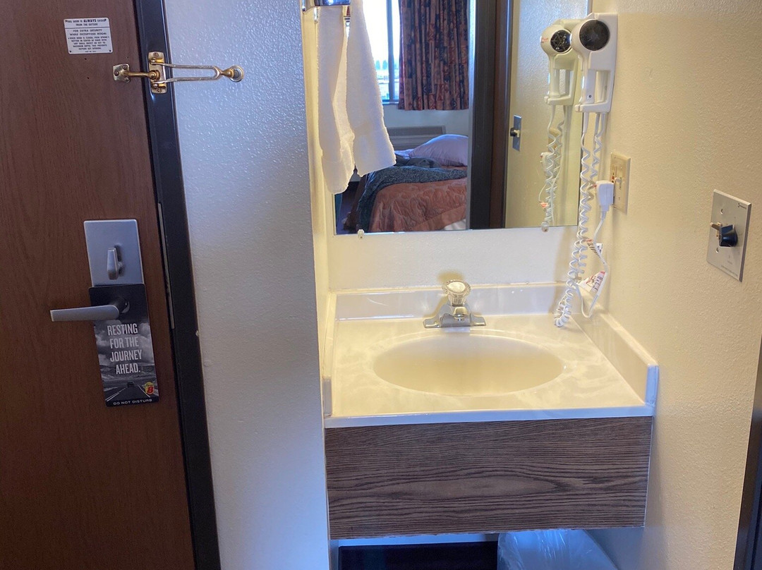 黄石公园狮头速8汽车旅馆主图