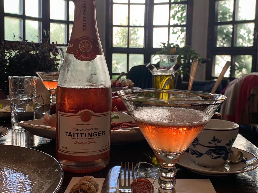 The Country Hotel主图