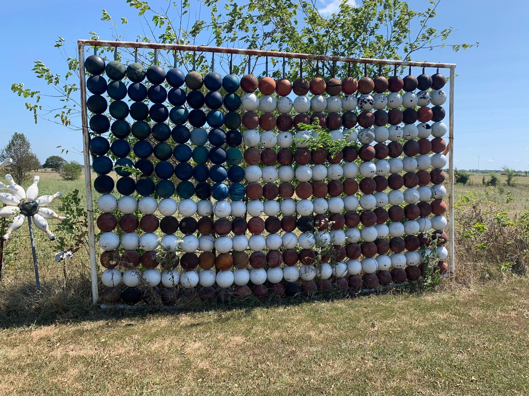 Bowling Ball Yard Art-Nowata必去景点