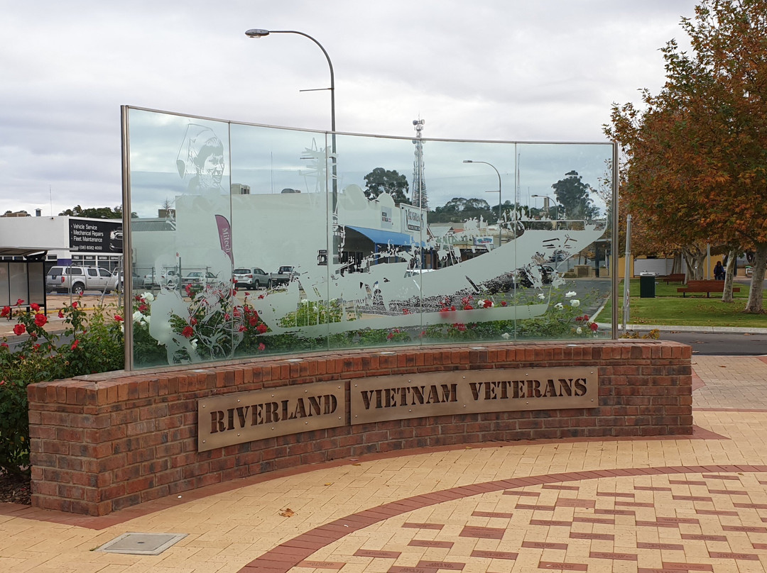 Riverland Vietnam War Veterans & Post World War Two Memorial景点图片