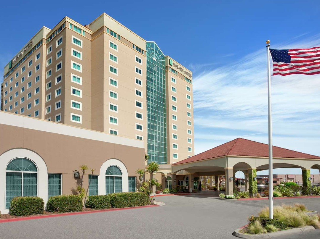 大使蒙特利湾海滨套房酒店主图