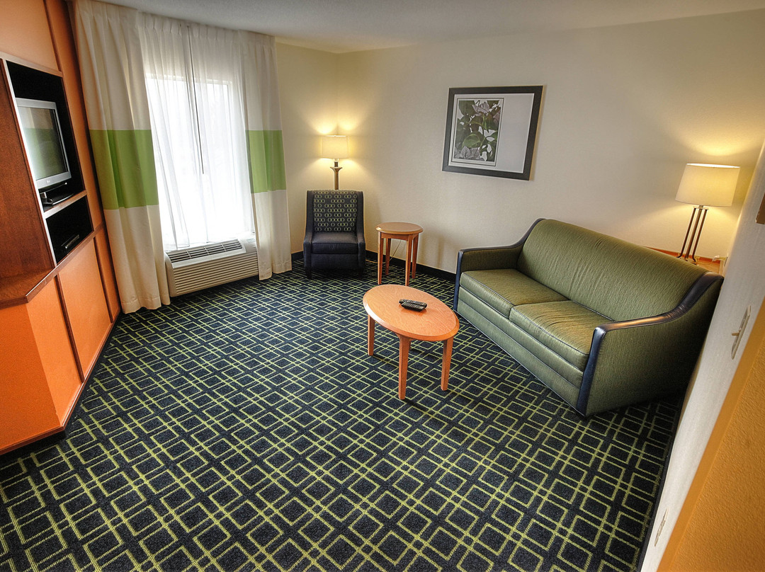 芒特弗农雷德湖费尔菲尔德套房酒店主图