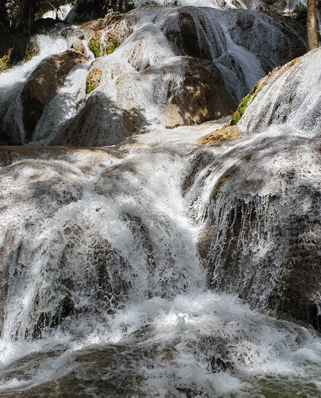 Saluopa Waterfall景点图片