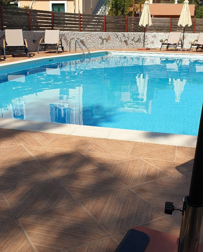 格瑞克爱奥尼亚套房酒店主图