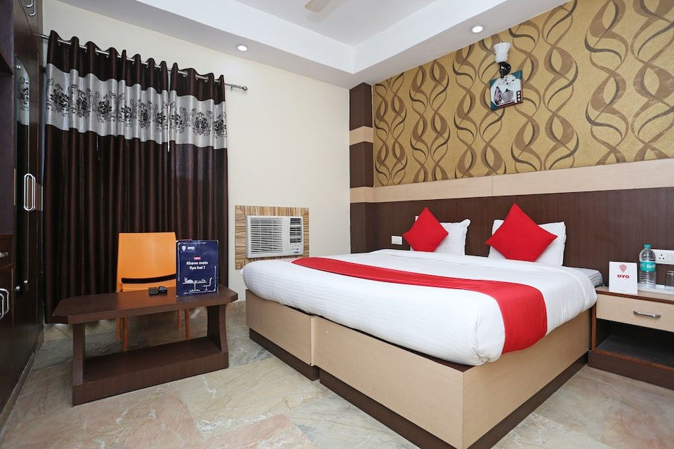 OYO Flagship 12177 Hotel Crystal Inn