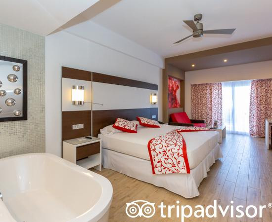 女人海滩悦宜湾奢享酒店主图