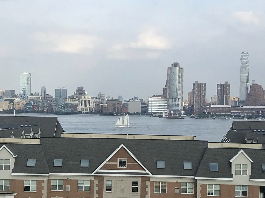 泽西市希尔顿双树套房酒店主图