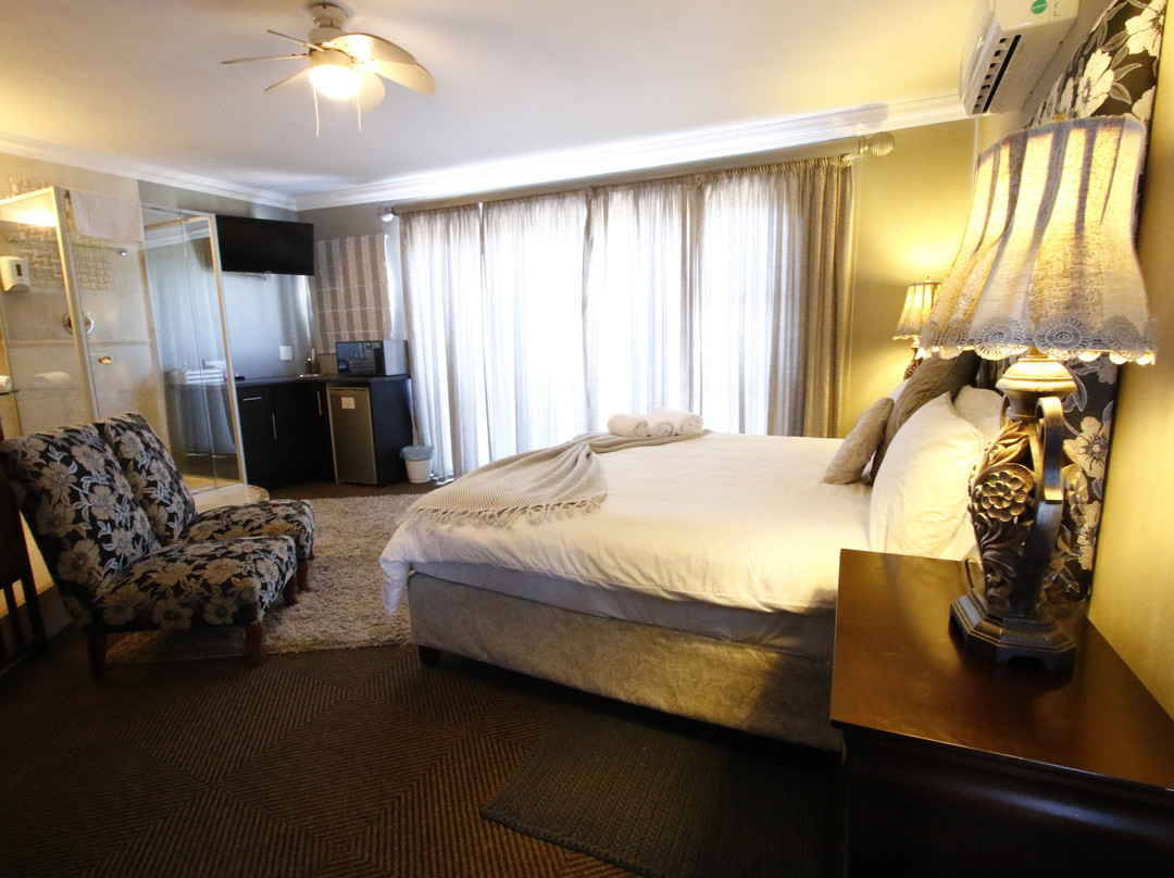 Bluewater Beachfront Guest House主图