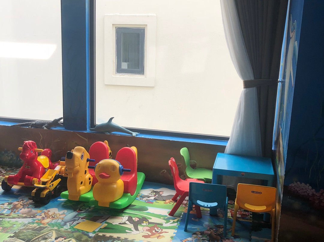 Monarque Hotel主图