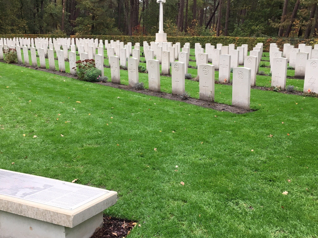 VALKENSWAARD WAR CEMETERY景点图片