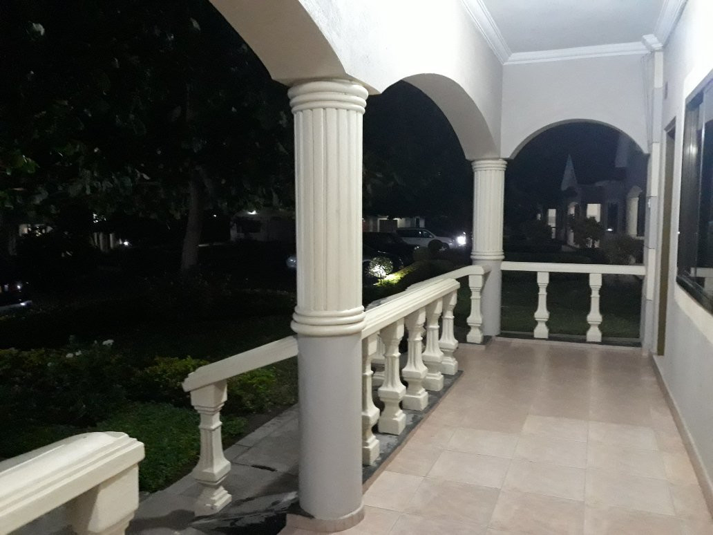 曼古企酒店住宿-La Riviera Hotel