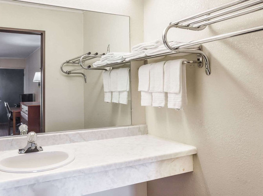 Days Inn by Wyndham Seymour主图