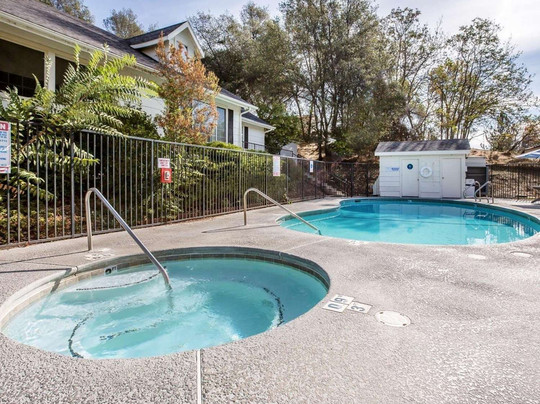 优胜美地山谷休闲康福特茵酒店主图