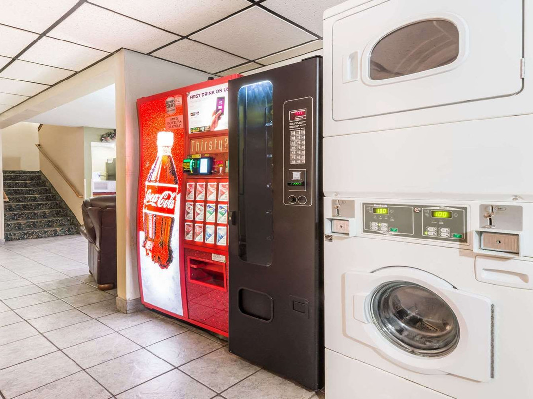 梅斯维尔温德姆速8酒店主图