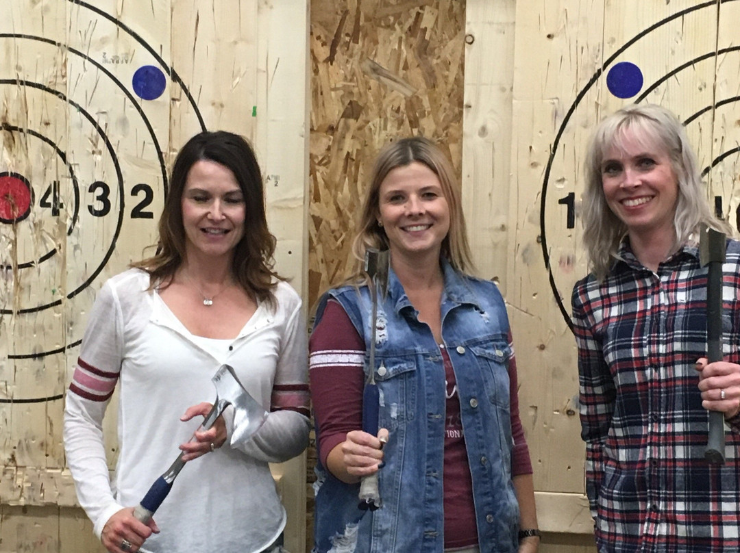 Kickin’ Axe Throwing-布兰登必去景点