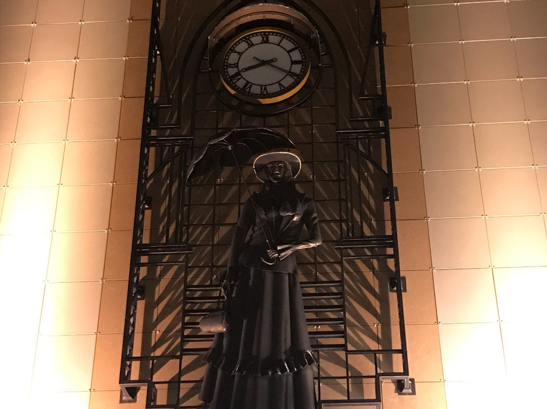 Monument to the Girl with Umbrella景点图片