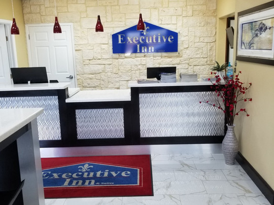 Executive Inn and Suites主图