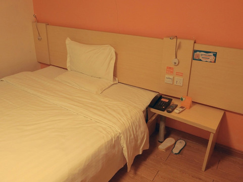 IU酒店(深圳福田口岸地铁站店)主图