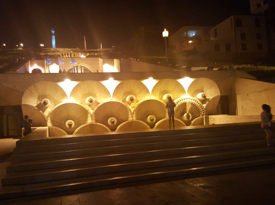 Cat Statue-埃里温必去景点