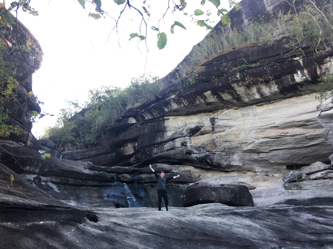 Soi Sawan Waterfall景点图片