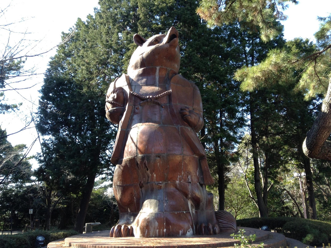 Statue of Big Raccoon Dog-高滨市必去景点