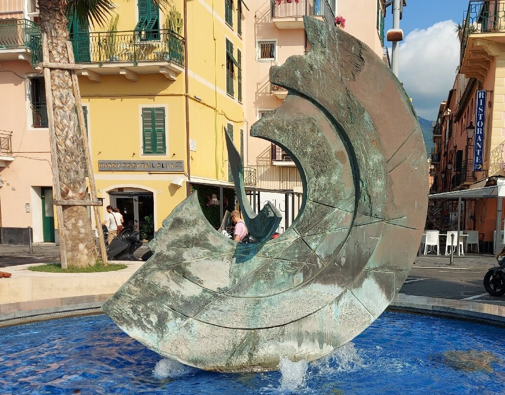 Fontana d'arte "Le misure, il cielo" di Walter Valentini-洛阿诺必去景点