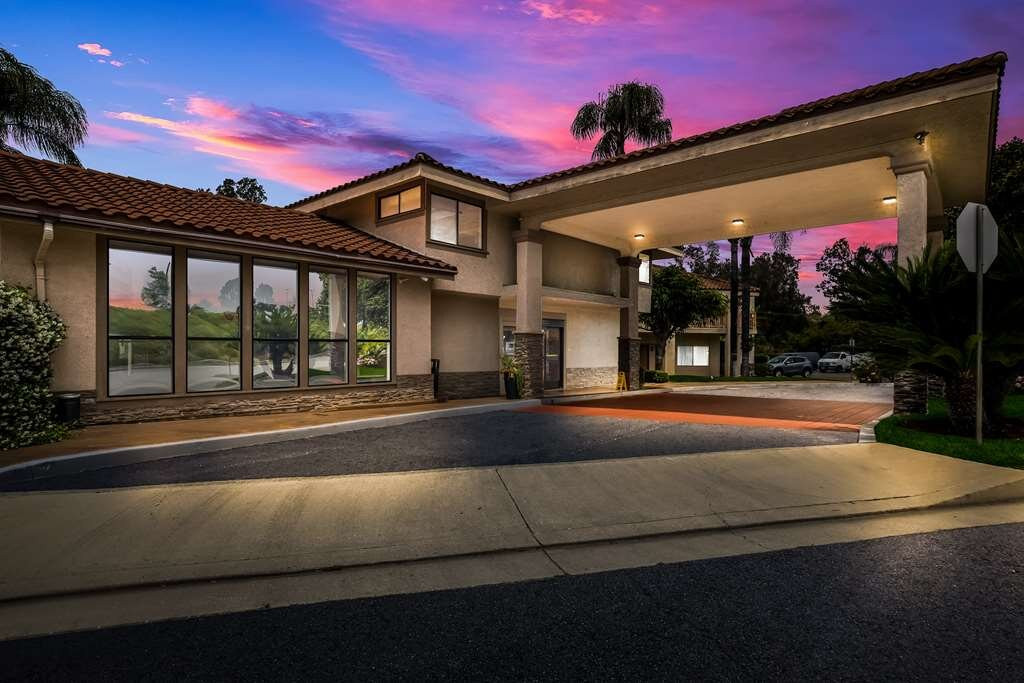 贝斯特韦斯特钻石吧套房酒店主图