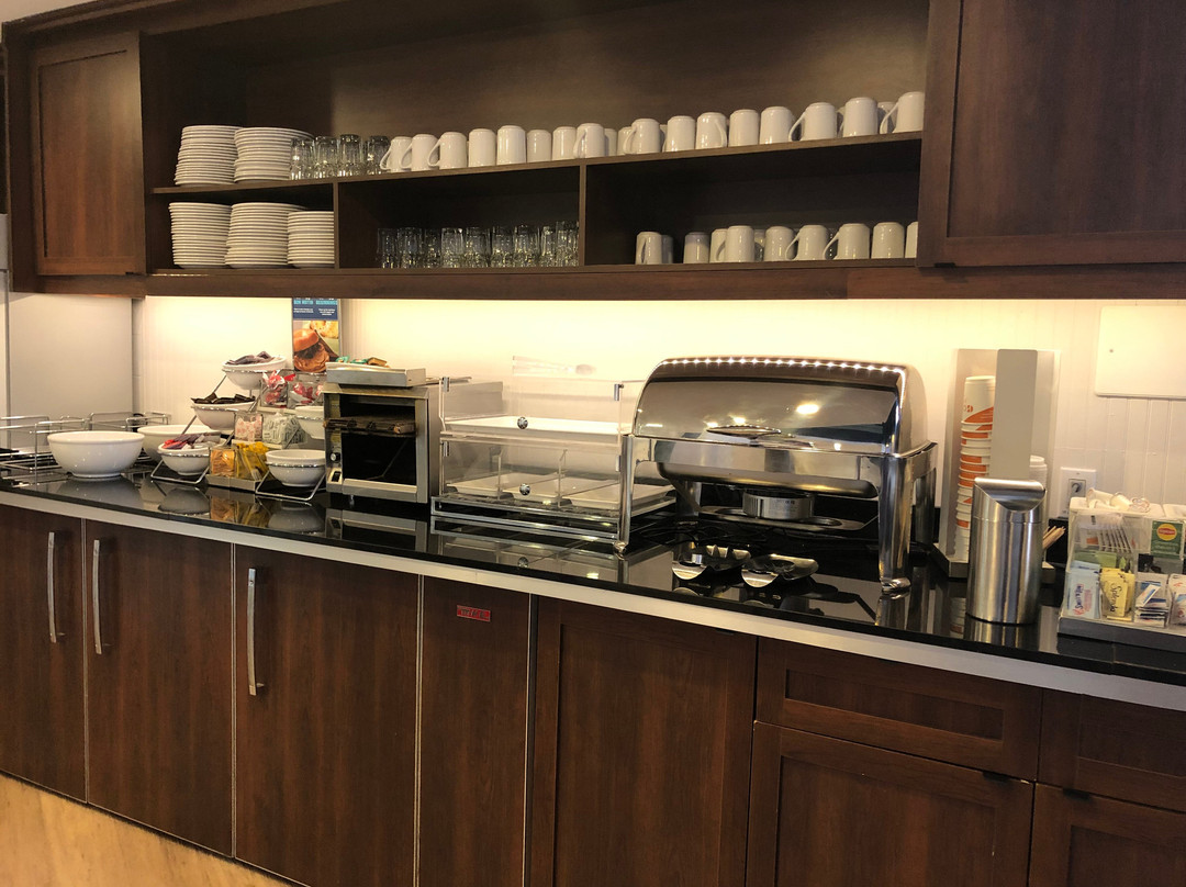 Clarion Pointe Quebec Airport主图