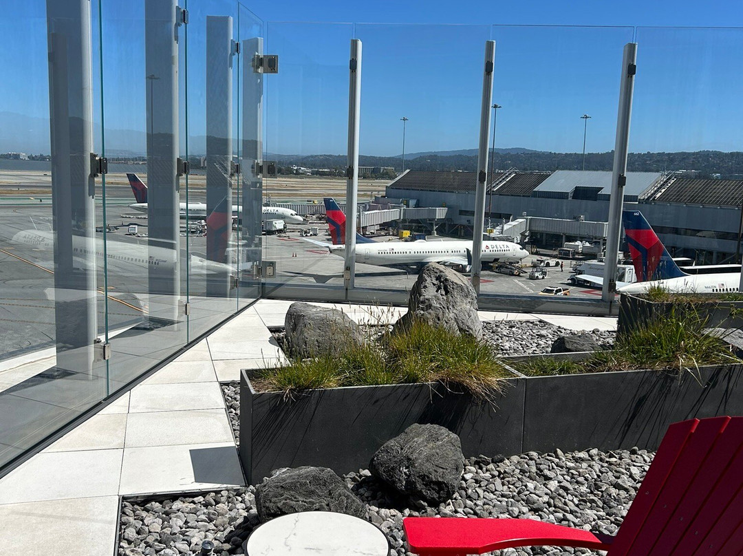 Maple Leaf Lounge-密尔布瑞必去景点