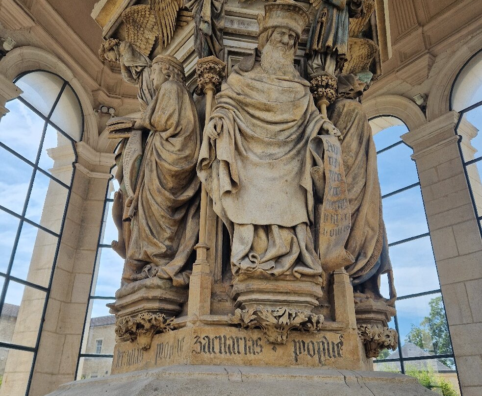 猫头鹰雕刻-第戎必去景点