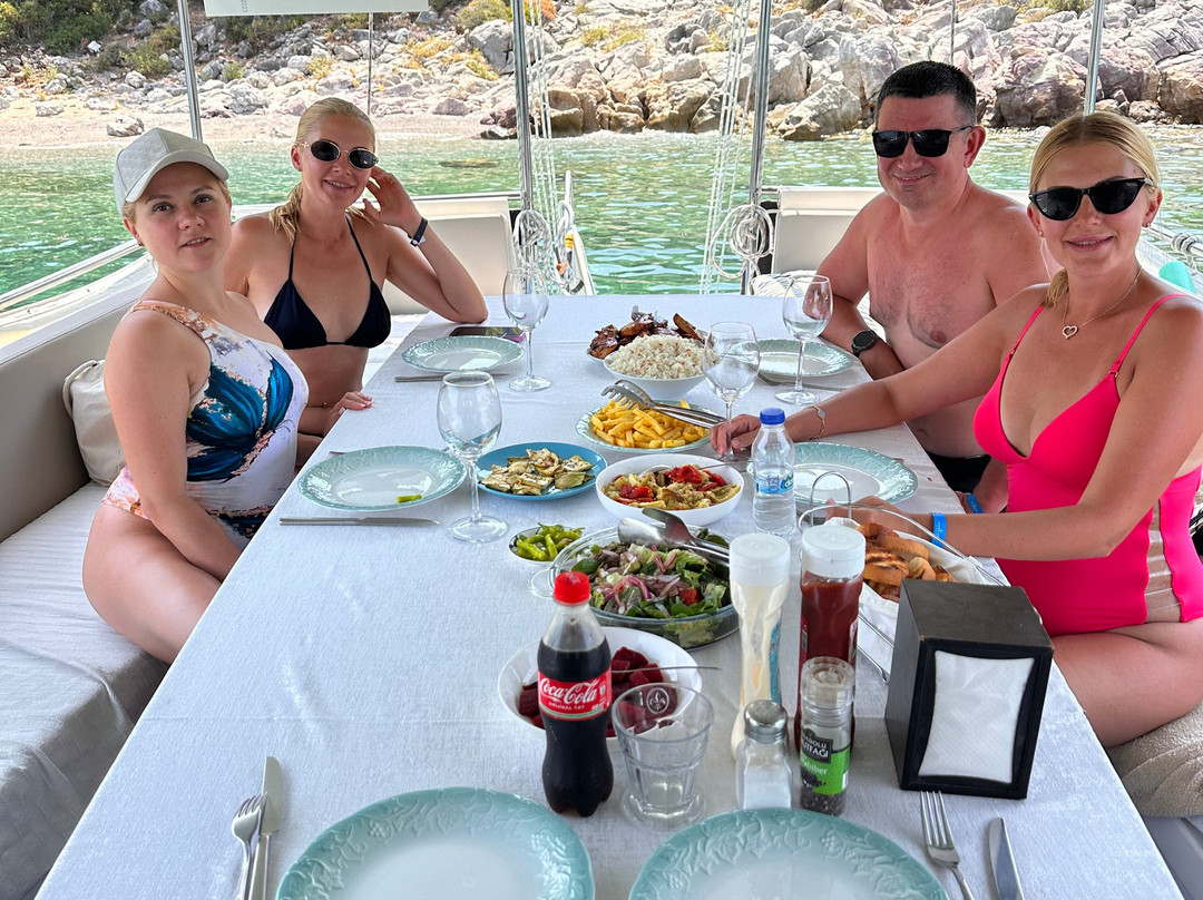 La Dolce Vita Boat-马尔马里斯必去景点