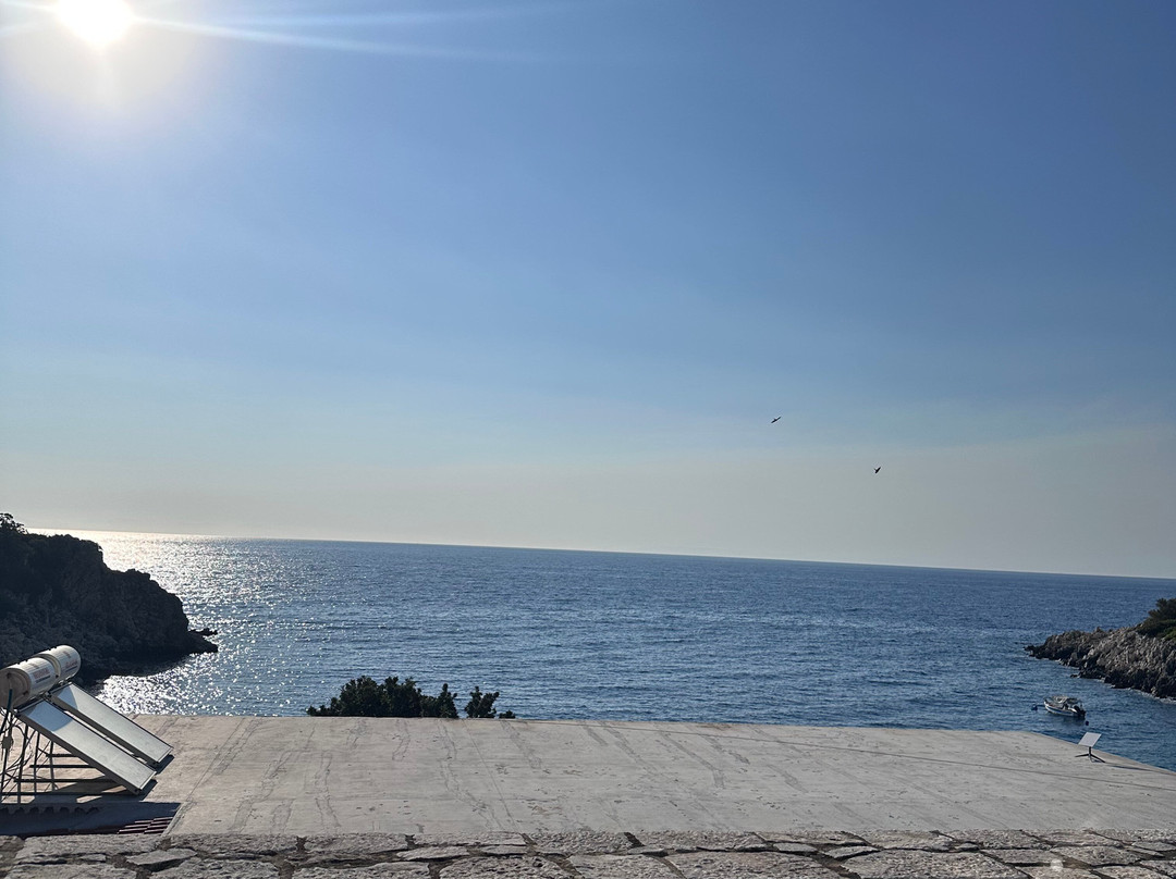 Lalloudes Seaside Accommodation主图